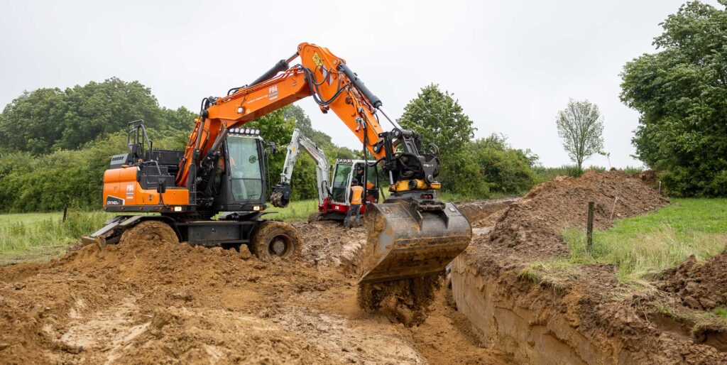 Grondwerk met grote machines PBG-Paul-van-den-Boomen-grondewerk-